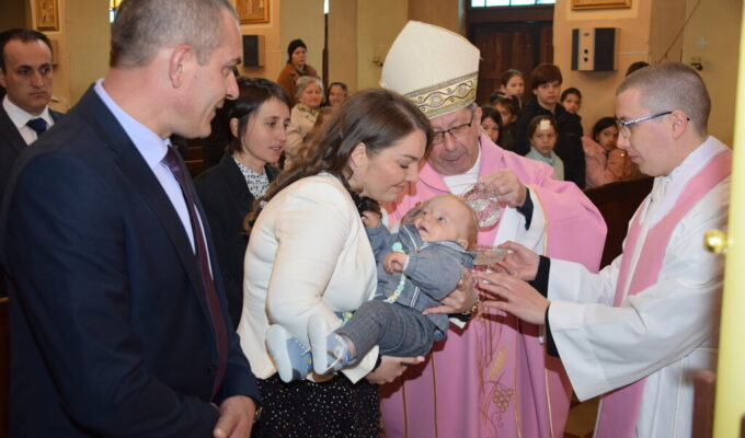 Subotički biskup u Đurinu krstio sedmo dijete obitelji Dulić